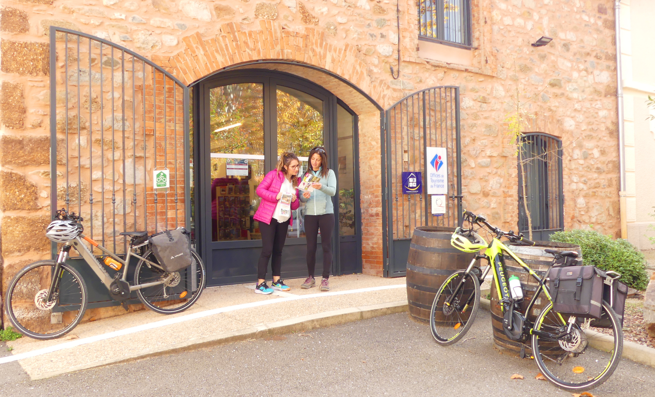 2 jeunes femmes devant un office de tourisme