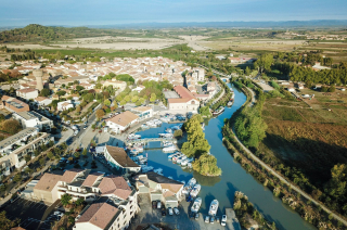 Vue aérienne du port fluvial de Colombiers dans l'Hérault