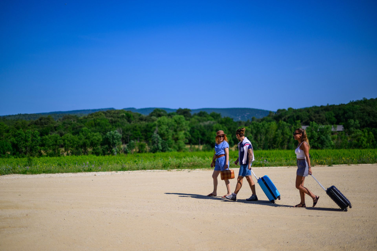 Un groupe de jeunes partent en vacances