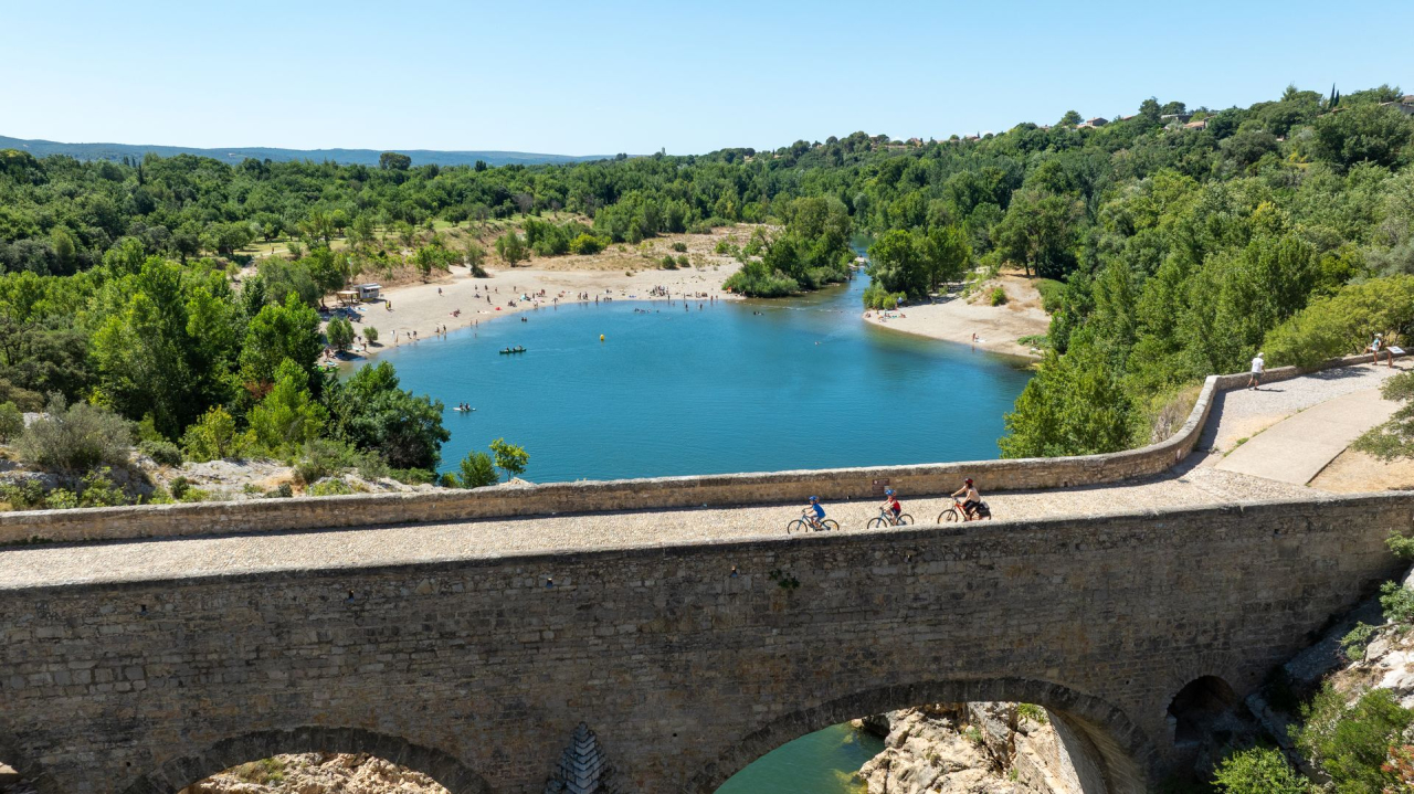 Balade à vélo en famille au Pont du Diable à Aniane